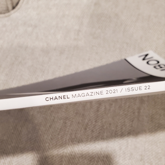 Brand new Chanel magazine issue - Picture 5 of 8